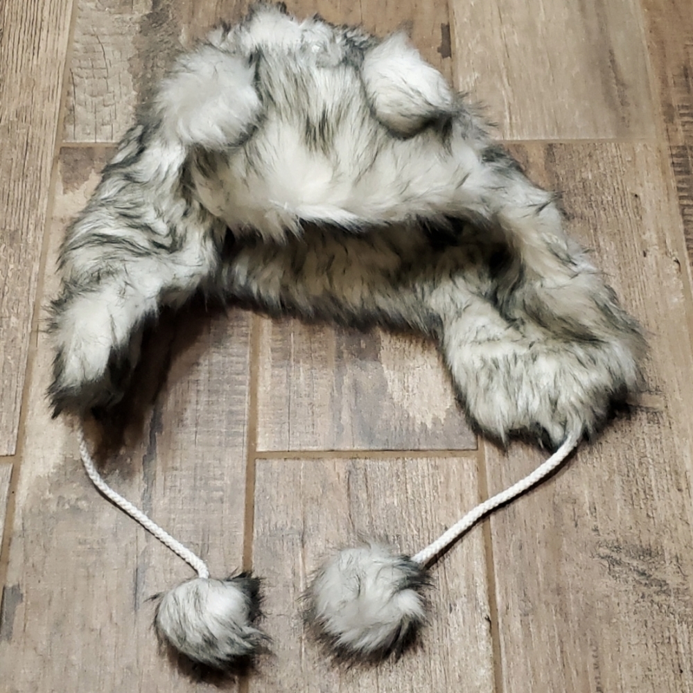 NWT rue21 ear flap fuzzy hat with pom poms in cream/grey